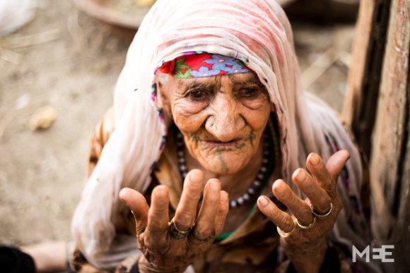 Aïcha dit qu'elle a plus de 100 ans. Elle fait partie des rares réfugiés palestiniens encore en vie qui avaient fui en Égypte pour échapper à la guerre de 1948 (MEE/Ibrahim Ahmad)